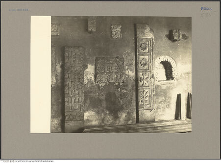 Vorderseite von Hutzel, Max [https://www.deutsche-digitale-bibliothek.de/content/lizenzen/rv-fz/] Santi Quattro CoronatiInneresLapidarium - Wand des Kreuzgangs mit frühmittelalterlichen Reliefs, bh154252_recto. Foto: Hutzel, Max.