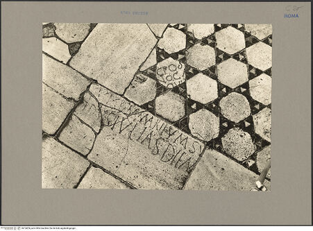 Vorderseite von Hutzel, Max [https://www.deutsche-digitale-bibliothek.de/content/lizenzen/rv-ez/] Cosmatenfußboden - Detail: Cosmatenfußboden mit Fragmenten von Inschriften, bh154256_recto. Foto: Hutzel, Max.