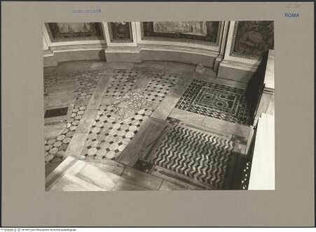 Vorderseite von Hutzel, Max [https://www.deutsche-digitale-bibliothek.de/content/lizenzen/rv-ez/] Cosmatenfußboden - Cosmatenfußboden im Chor, bh154257_recto. Foto: Hutzel, Max.