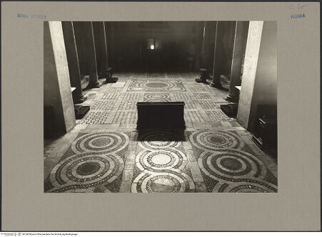 Vorderseite von Hutzel, Max [https://www.deutsche-digitale-bibliothek.de/content/lizenzen/rv-ez/] Cosmatenfußboden - Blick über den Cosmatenboden Richtung Eingangsseite, bh154258_recto. Foto: Hutzel, Max.