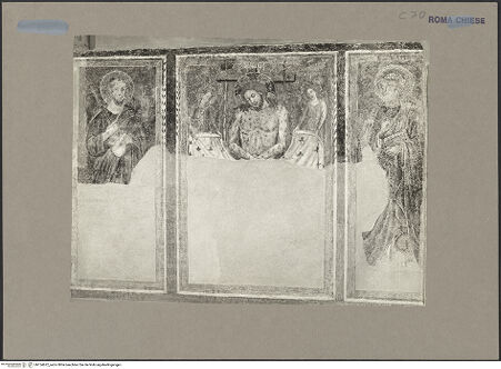 Vorderseite von Hutzel, Max [https://www.deutsche-digitale-bibliothek.de/content/lizenzen/rv-ez/] Dreiteiliges Fresko: Christus als Schmerzensmann mit Engeln und mit den Apostelfürsten - Gesamtansicht, bh154622_recto. Foto: Hutzel, Max.