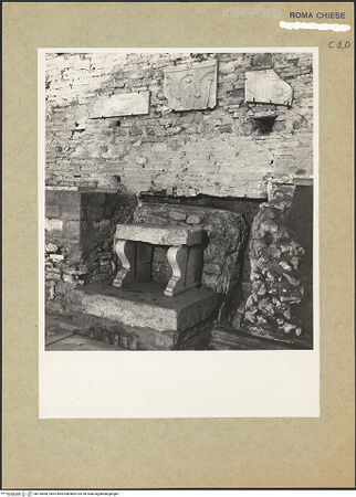 Vorderseite von Hutzel, Max [https://www.deutsche-digitale-bibliothek.de/content/lizenzen/rv-ez/] Sant'Alessandro - Inneres, Bischofsstuhl und Marmorfragmente, bh154648_recto. Foto: Hutzel, Max.