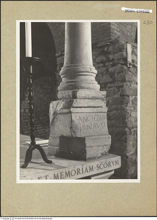 Vorderseite von Hutzel, Max [https://www.deutsche-digitale-bibliothek.de/content/lizenzen/rv-ez/] Fragmente des Altarziboriums - Basis auf der rechten Seite des Altars, bh154649_recto. Foto: Hutzel, Max.