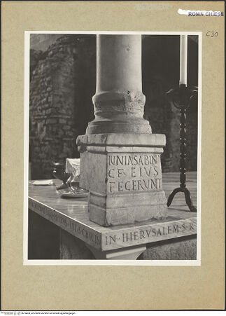 Vorderseite von Hutzel, Max [https://www.deutsche-digitale-bibliothek.de/content/lizenzen/rv-ez/] Fragmente des Altarziboriums - Basis auf der linken Seite des Altars, bh154650_recto. Foto: Hutzel, Max.