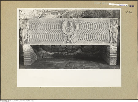 Vorderseite von Hutzel, Max [https://www.deutsche-digitale-bibliothek.de/content/lizenzen/rv-ez/] Sarkophag mit Adler und Putten - Gesamtansicht, bh154651_recto. Foto: Hutzel, Max.