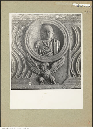 Vorderseite von Hutzel, Max [https://www.deutsche-digitale-bibliothek.de/content/lizenzen/rv-ez/] Sarkophag mit Adler und Putten - Detail: Bildnismedaillon, das von einem Adler gehalten wird, bh154652_recto. Foto: Hutzel, Max.