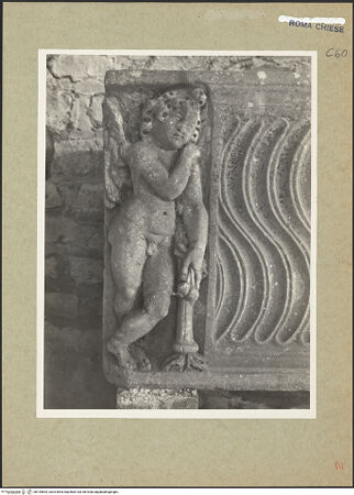 Vorderseite von Hutzel, Max [https://www.deutsche-digitale-bibliothek.de/content/lizenzen/rv-ez/] Sarkophag mit Adler und Putten - Detail: linker Putto, bh154653_recto. Foto: Hutzel, Max.