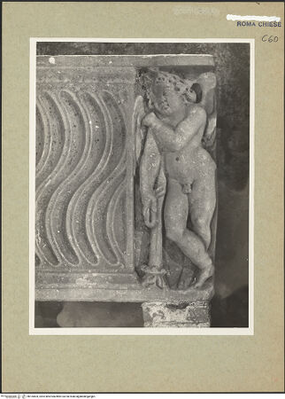 Vorderseite von Hutzel, Max [https://www.deutsche-digitale-bibliothek.de/content/lizenzen/rv-ez/] Sarkophag mit Adler und Putten - Detail: rechter Putto, bh154654_recto. Foto: Hutzel, Max.