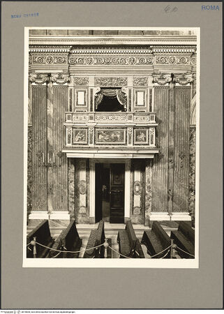 Vorderseite von Hutzel, Max [https://www.deutsche-digitale-bibliothek.de/content/lizenzen/rv-fz/] San Giuseppe dei Falegnami - Rechte Wand mit Tür und Loge (Sängerkanzel?), bh155840_recto. Foto: Hutzel, Max.