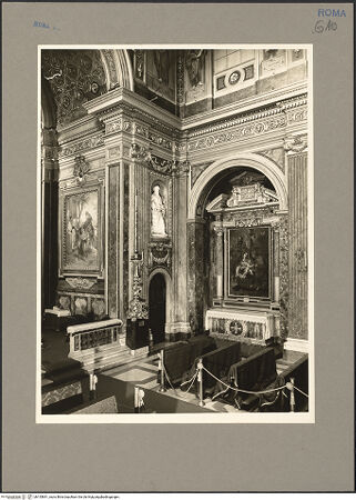 Vorderseite von Hutzel, Max [https://www.deutsche-digitale-bibliothek.de/content/lizenzen/rv-fz/] San Giuseppe dei Falegnami - Blick zur zweiten Kapelle rechts ("Heilige Familie") mit Durchgang zum Presbyterium links ("Joseph und Maria in Jerusalem"), bh155841_recto. Foto: Hutzel, Max.