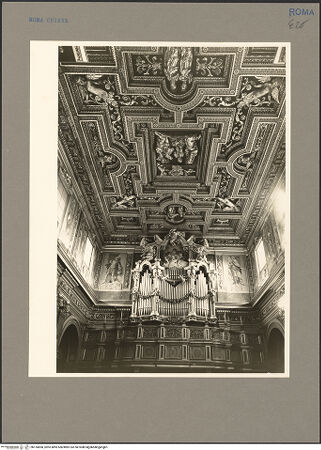 Vorderseite von Hutzel, Max [https://www.deutsche-digitale-bibliothek.de/content/lizenzen/rv-fz/] San Giuseppe dei Falegnami - Innenansicht zur Orgelempore mit Blick zur Holzdecke, bh155850_recto. Foto: Hutzel, Max.