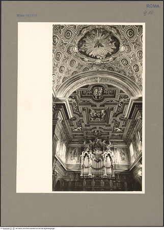 Vorderseite von Hutzel, Max [https://www.deutsche-digitale-bibliothek.de/content/lizenzen/rv-fz/] San Giuseppe dei Falegnami - Innenansicht, Blick zur Orgel und Holzdecke mit Gewölbe, bh155855_recto. Foto: Hutzel, Max.