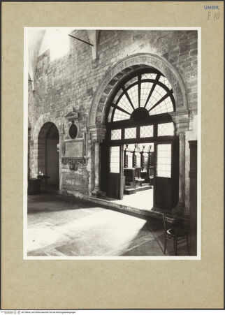 Vorderseite von Hutzel, Max [https://www.deutsche-digitale-bibliothek.de/content/lizenzen/rv-fz/] Duomo & San GiovenaleCappella della Consolazione & Grabkapelle des Bischofs Gormaz (linkes Seitenschiff, unter dem Campanile) - Kapelleneingangsfront, Seitenansicht, bh158654_recto. Foto: Hutzel, Max.