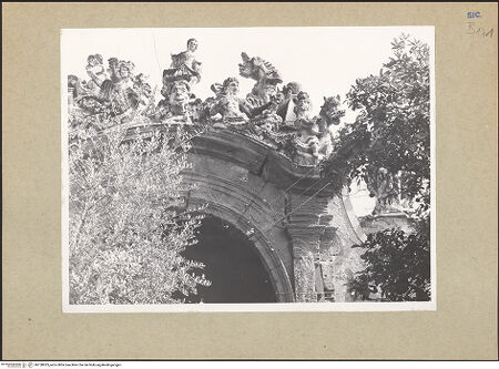 Vorderseite von Lehmann-Brockhaus, Eva [https://www.deutsche-digitale-bibliothek.de/content/lizenzen/rv-ez/] Skulpturengruppe aus fabelhaften und mythologischen Wesen, sog. MostriHoftor mit doppelschwänziger Sirene und Triton - Skulpturengruppe, Teilansicht, bh158923_recto. Foto: Lehmann-Brockhaus, Eva.