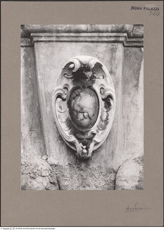 Vorderseite von Bibliotheca Hertziana [https://www.deutsche-digitale-bibliothek.de/content/lizenzen/rv-fz/] Gartenfassade mit Mascherone (Höllenmaul)Maskenportal (Mascherone) - Wappen über dem Portal des Mascherone, bh158956_recto. Foto.