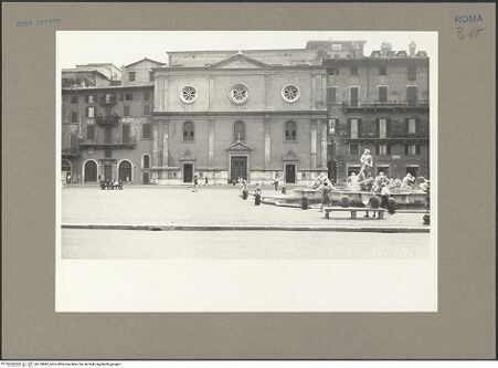 Vorderseite von Hutzel, Max [https://www.deutsche-digitale-bibliothek.de/content/lizenzen/rv-fz/] San Giacomo degli SpagnoliWestfassade - Blick über Platz mit Brunnen auf die Fassade, bh159882_recto. Foto: Hutzel, Max.