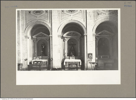 Vorderseite von Hutzel, Max [https://www.deutsche-digitale-bibliothek.de/content/lizenzen/rv-fz/] San Giacomo degli Spagnoli - Blick in die drei Kapellen links vom Chor, bh159892_recto. Foto: Hutzel, Max.