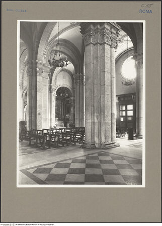 Vorderseite von Hutzel, Max [https://www.deutsche-digitale-bibliothek.de/content/lizenzen/rv-fz/] San Giacomo degli Spagnoli - Blick schräg durch die Schiffe zur Fassadeninnenseite, bh159893_recto. Foto: Hutzel, Max.