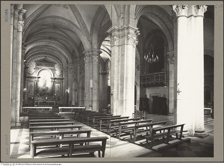 Vorderseite von Hutzel, Max [https://www.deutsche-digitale-bibliothek.de/content/lizenzen/rv-fz/] San Giacomo degli Spagnoli - Blick schräg in Mittelschiff, rechtes Seitenschiff und Chor, bh159897_bh159898_recto. Foto: Hutzel, Max.