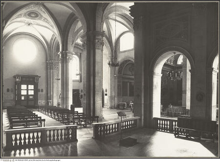 Vorderseite von Hutzel, Max [https://www.deutsche-digitale-bibliothek.de/content/lizenzen/rv-fz/] San Giacomo degli Spagnoli - Blick vom Chor schräg in Mittelschiff und linkes Seitenschiff, bh159900_bh159901_recto. Foto: Hutzel, Max.