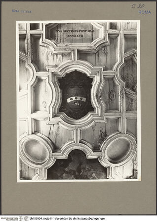 Vorderseite von Hutzel, Max [https://www.deutsche-digitale-bibliothek.de/content/lizenzen/rv-ez/] Kassettendecke - Detail: Wappen Pius VII. und Inschrift, bh159904_recto. Foto: Hutzel, Max.