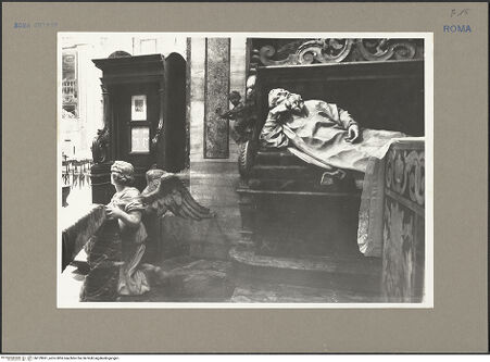 Vorderseite von unbekannt [https://www.deutsche-digitale-bibliothek.de/content/lizenzen/rv-ez/] KapellenaussstattungGrabmonument des Bernardino Spada - Oberkörper der Liegefigur, Putto am Kopfende, Teil der Brüstung, bh159961_recto. Foto: Hutzel, Max.