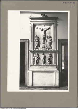 Vorderseite von Hutzel, Max [https://rightsstatements.org/page/CNE/1.0/] Altaraufbau mit Kreuzigung Christi, darunter hinzugefügte Predella mit den Heiligen Laurentius, Sebastian und Rochus - Gesamtaufnahme, bh159995_recto. Foto: Hutzel, Max.