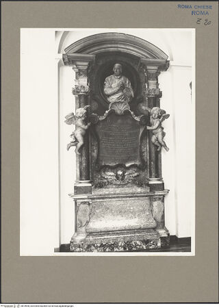Vorderseite von Hutzel, Max [https://rightsstatements.org/page/CNE/1.0/] Grabmal des Francisco de Vides (+ 1699) - Gesamtansicht, leicht schräg, bh159996_recto. Foto: Hutzel, Max.