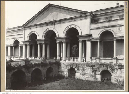 Vorderseite von ICCD [https://www.deutsche-digitale-bibliothek.de/content/lizenzen/rv-ez/] Palazzo del TèGartenfassade / Ostfassade - Mittelteil aus Nordosten, bh161672_recto. Foto.