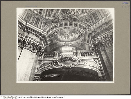 Vorderseite von unbekannt [https://www.deutsche-digitale-bibliothek.de/content/lizenzen/rv-ez/] Santissima Trinità degli SpagnoliHauptraum - Empore über dem Eingang, Kartusche mit Weihinschrift, bh162246_recto. Foto: Hutzel, Max.