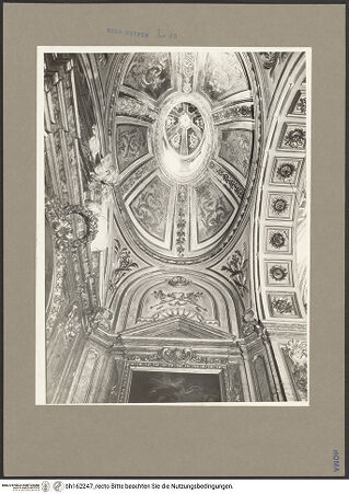 Vorderseite von unbekannt [https://www.deutsche-digitale-bibliothek.de/content/lizenzen/rv-fz/] Santissima Trinità degli SpagnoliHauptraum - Erste Kapelle der linken Seite, Detail: Blick in die Kuppel, bh162247_recto. Foto: Hutzel, Max.