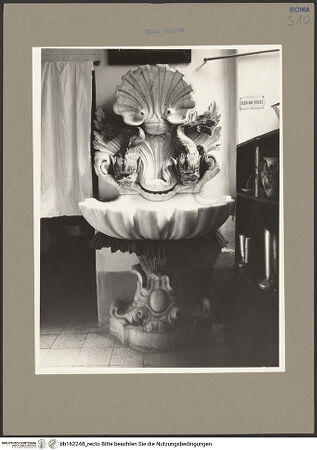 Vorderseite von unbekannt [https://www.deutsche-digitale-bibliothek.de/content/lizenzen/rv-ez/] Wandbrunnen in Muschelform mit stilisierten Delphinen - , bh162248_recto. Foto: Hutzel, Max.