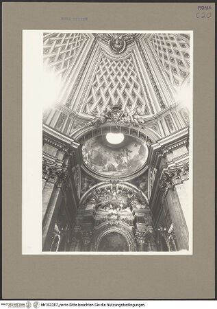 Vorderseite von unbekannt [https://www.deutsche-digitale-bibliothek.de/content/lizenzen/rv-ez/] Santissima Trinità degli SpagnoliChorkapelle - Eingangsbogen, Kuppel und Altarbekrönung, bh162387_recto. Foto: Hutzel, Max.