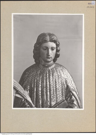 Vorderseite von Sopr. BAS NA [https://www.deutsche-digitale-bibliothek.de/content/lizenzen/rv-ez/] Statuen aus dem Retabel der Heiligen Crispinus und CrispinianusHeilige Crispinus und Crispinianus - Heiliger Crispinus oder Crispinianus, Detail, bh164073_recto. Foto.