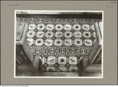 Vorderseite von Hutzel, Max [https://www.deutsche-digitale-bibliothek.de/content/lizenzen/rv-fz/] Majolikafußboden mit Vogel- und Blumenmotiven und geometrisierenden Ornamentrahmen - Auschnitt des zentralen Feldes über dem Kapelleneingang, bh165314_recto. Foto: Hutzel, Max.