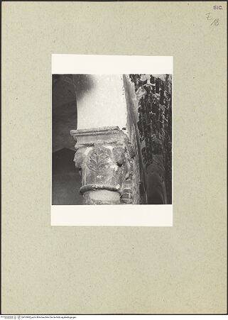 Vorderseite von Bibliotheca Hertziana [https://www.deutsche-digitale-bibliothek.de/content/lizenzen/rv-fz/] Kapitelle des LaufgangsKapitell im Laufgang des Südquerarmes - Frontalansicht, bh165992_recto. Foto: Schwarz, Heinrich Mathias.