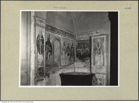 Vorderseite von ICCD [https://www.deutsche-digitale-bibliothek.de/content/lizenzen/rv-ez/] Santi Quattro CoronatiInneresSeitenschiff (Süd) - Blick in das Joch an der Eingangswand und auf die Fresken, bh166916_recto. Foto.