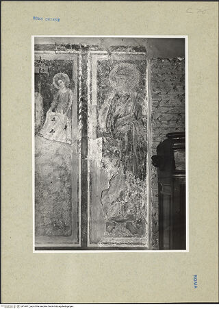 Vorderseite von ICCD [https://www.deutsche-digitale-bibliothek.de/content/lizenzen/rv-ez/] Dreiteiliges Fresko: Christus als Schmerzensmann mit Engeln und mit den ApostelfürstenPetrus (rechts vom Schmerzensmann) - Gesamtansicht, bh166917_recto. Foto.