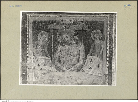 Vorderseite von ICCD [https://www.deutsche-digitale-bibliothek.de/content/lizenzen/rv-ez/] Dreiteiliges Fresko: Christus als Schmerzensmann mit Engeln und mit den ApostelfürstenChristus als Schmerzensmann mit Engeln - Gesamtansicht, bh166920_recto. Foto.