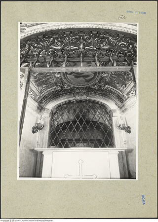 Vorderseite von ICCD [https://www.deutsche-digitale-bibliothek.de/content/lizenzen/rv-ez/] Santi Quattro CoronatiInneres - Blick in das Sanktuarium mit dem Altar, bh166924_recto. Foto.