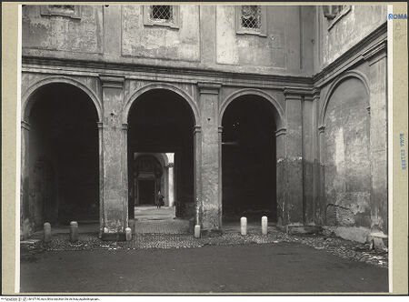 Vorderseite von ICCD [https://www.deutsche-digitale-bibliothek.de/content/lizenzen/rv-ez/] Santi Quattro CoronatiÄußeresErster Hof - Arkatur, bh167190_recto. Foto.