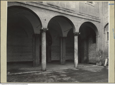 Vorderseite von ICCD [https://www.deutsche-digitale-bibliothek.de/content/lizenzen/rv-ez/] Santi Quattro CoronatiÄußeresZweiter Hof - Vorhalle, bh167192_recto. Foto.