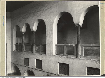 Vorderseite von ICCD [https://www.deutsche-digitale-bibliothek.de/content/lizenzen/rv-ez/] Santi Quattro Coronati - Innenraum: Emporen, bh167197_recto. Foto.