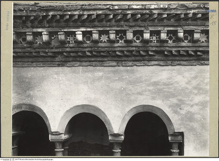 Vorderseite von ICCD [https://www.deutsche-digitale-bibliothek.de/content/lizenzen/rv-ez/] Santi Quattro CoronatiInneres - Ausschnitt: Ornamentfriese über der Arkatur, bh167199_recto. Foto.