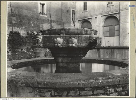 Vorderseite von ICCD [https://www.deutsche-digitale-bibliothek.de/content/lizenzen/rv-ez/] Brunnen mit Löwenmasken - Ansicht des Brunnens im früheren, runden Brunnenbecken, bh167200_recto. Foto.