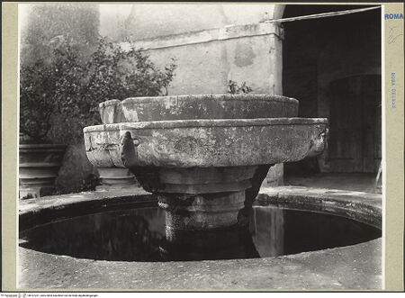 Vorderseite von ICCD [https://www.deutsche-digitale-bibliothek.de/content/lizenzen/rv-ez/] Brunnen mit Löwenmasken - Ansicht des Brunnens im früheren, runden Brunnenbecken, bh167201_recto. Foto.