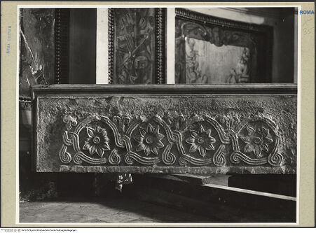 Vorderseite von ICCD [https://www.deutsche-digitale-bibliothek.de/content/lizenzen/rv-ez/] Flachrelief mit Rankenornament und Blüten - Gesamtansicht, bh167503_recto. Foto.