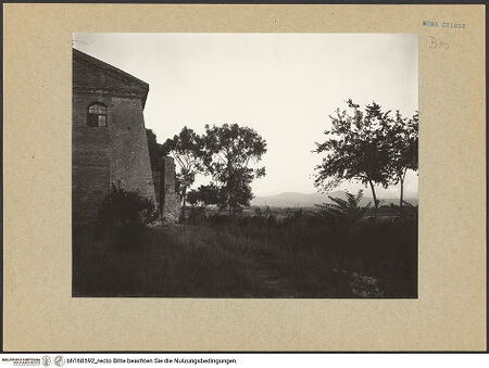 Vorderseite von ICCD [https://www.deutsche-digitale-bibliothek.de/content/lizenzen/rv-fz/] Sant'Urbano alla Caffarella - Ausschnitt der Westseite und Umgebung des Baus, bh168592_recto. Foto.