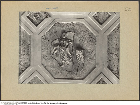 Vorderseite von ICCD [https://www.deutsche-digitale-bibliothek.de/content/lizenzen/rv-fz/] Sant'Urbano alla Caffarella - Detail der Kassetten mit Relieffragment (weibliche Figur mit Vögeln), bh168593_recto. Foto.