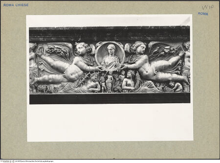 Vorderseite von Hutzel, Max [https://www.deutsche-digitale-bibliothek.de/content/lizenzen/rv-fz/] antik-römischer Eroten-Sarkophag, im Clipeus Darstellung der heiligen Agnes - Detail, bh169533_recto. Foto: Hutzel, Max.